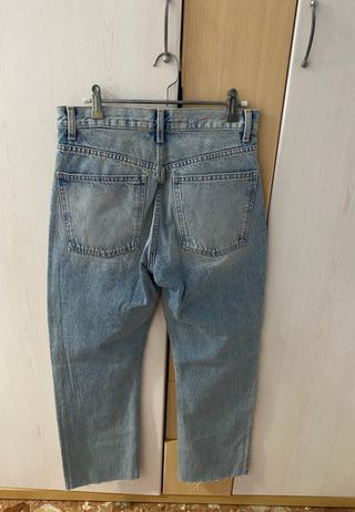 Pantalón vaquero Zara con etiqueta