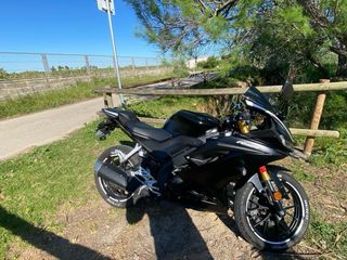 Yamaha YZF-R125 negra mate del 2020