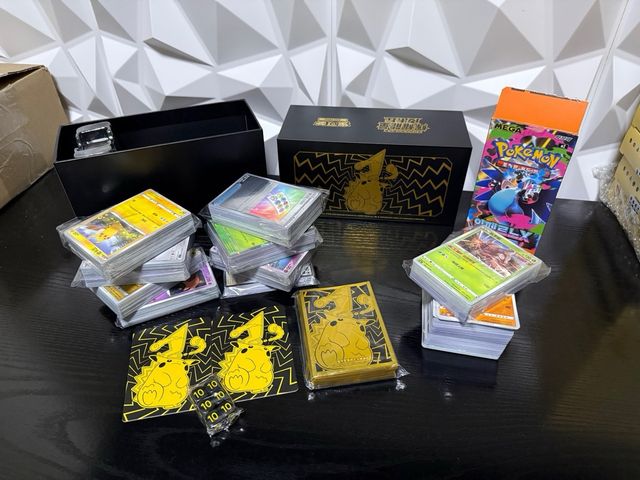 ETB Pikachu + Bulk