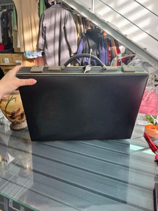 Maletín negro ejecutivo con llaves