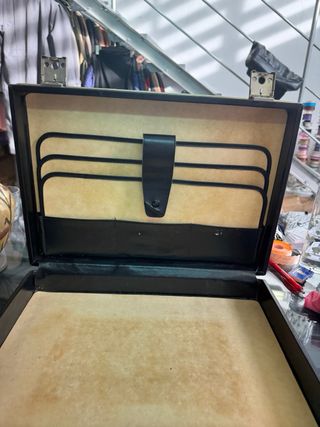 Maletín negro ejecutivo con llaves