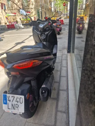 Yamaha XMAX 300 2021 Negra/Morada