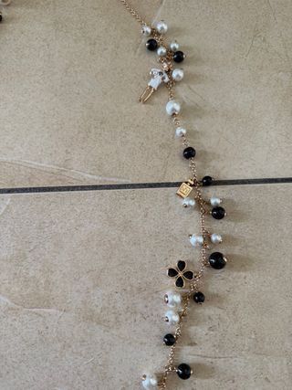 Collana con perle e ciondoli