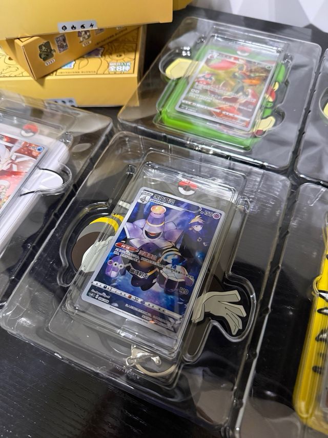Llaveros Pokémon con carta promo incluida