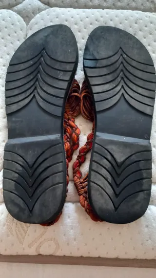 Sandalias tejidas marrón y naranja.