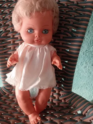 Muñeco bebé ojos azules