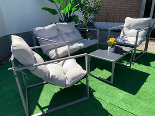 Mobiliario de terraza: sofá, sillones y mesa