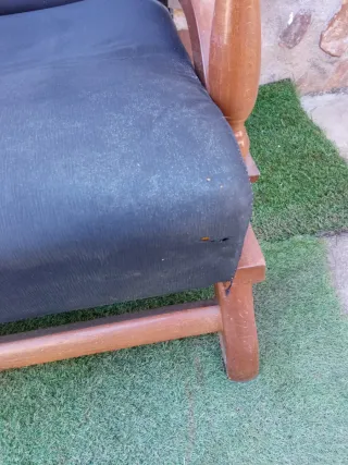 Mecedora antigua de madera y tela