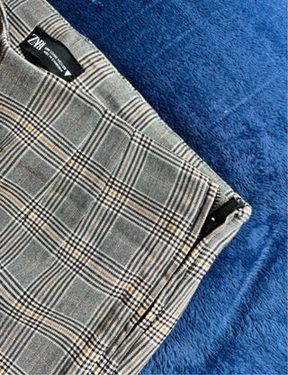 Pantalón de cuadros beige y gris