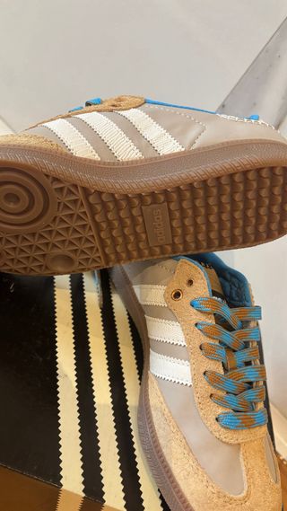 Zapatillas Adidas Beige y Azul