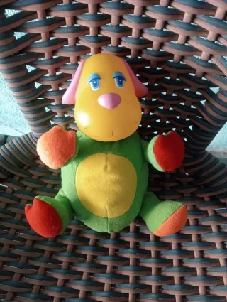 Peluche perro blandito amarillo y verde