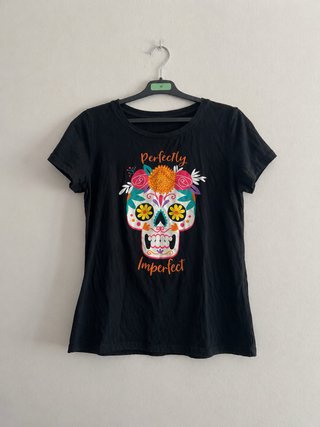 Camiseta Negra Calavera Flores Perfectly Imperfect