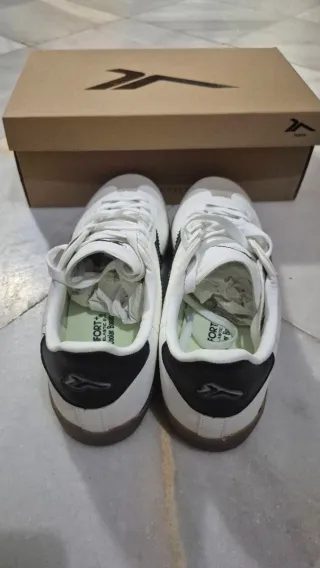 Zapatillas Tenth Blancas y Negras