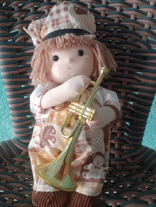 Muñeco de tela con trompeta
