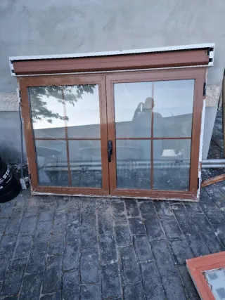 Ventana de madera marrón