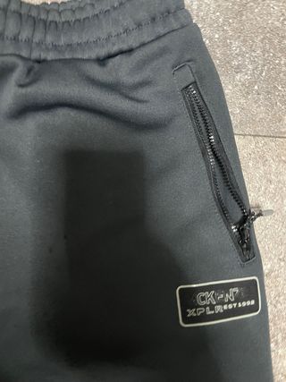 Pantalón Mackenzie gris con cremalleras