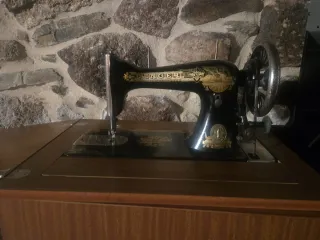Máquina de Coser Antigua Singer Negra y Dorada