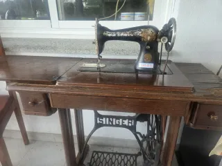Máquina de Coser Antigua Singer Negra y Dorada