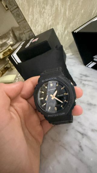 G-Shock Negro con Detalles Dorados