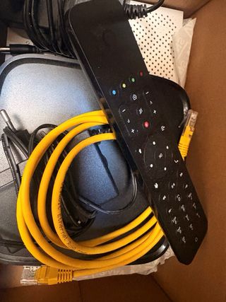 Router Vodafone con mando y cables