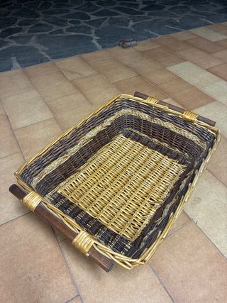 Cesto grande de mimbre y madera