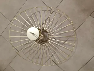 Lámpara de techo dorada de metal
