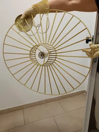 Lámpara de techo dorada de metal