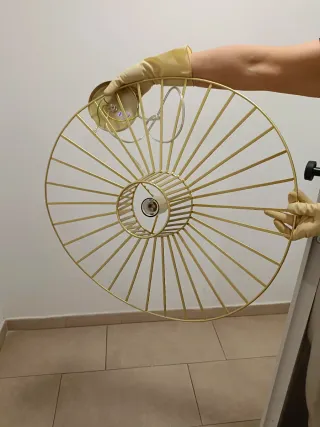Lámpara de techo dorada de metal