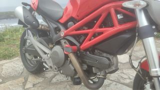 Ducati Monster 696 Roja