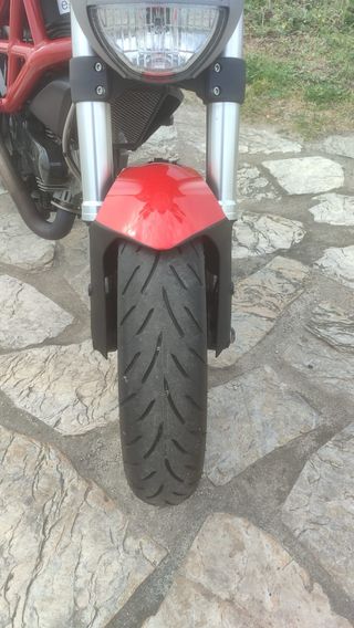 Ducati Monster 696 Roja