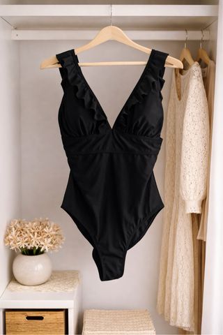 Bañador negro con volantes