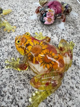 Ranas de resina artesanales