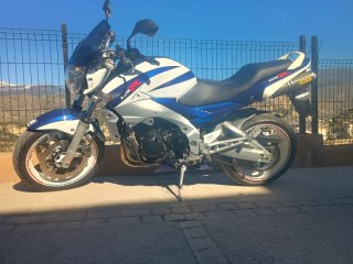 Suzuki GSR 600 Azul y Blanca
