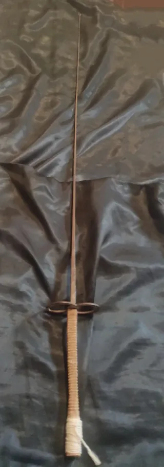 Espada antigua de esgrima de acero siglo XIX.