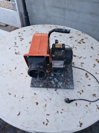 Máquina industrial naranja