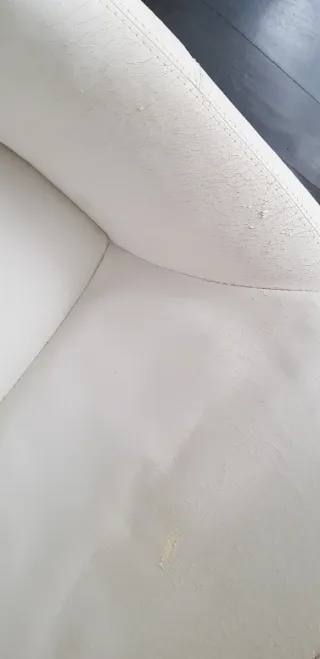 Diván blanco patas cromadas.
