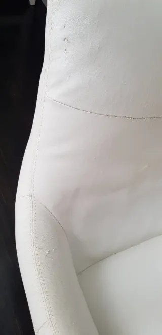 Diván blanco patas cromadas.