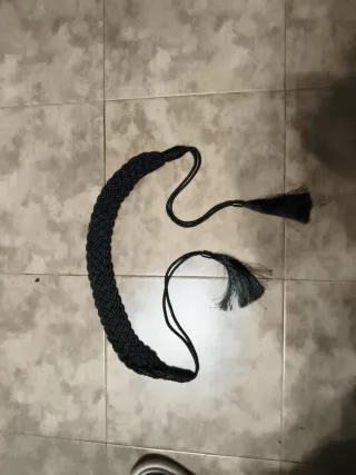 Cinturón trenzado negro con flecos