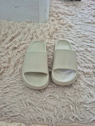 Sandalias moda verano beige