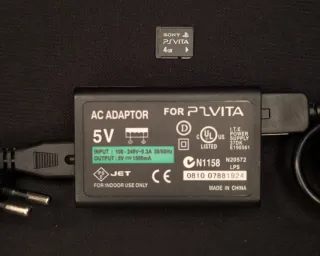 PSVita + Caricatore + SD + Accessori