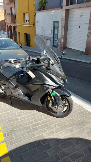 Maxi Scooter Negra y Gris Automática