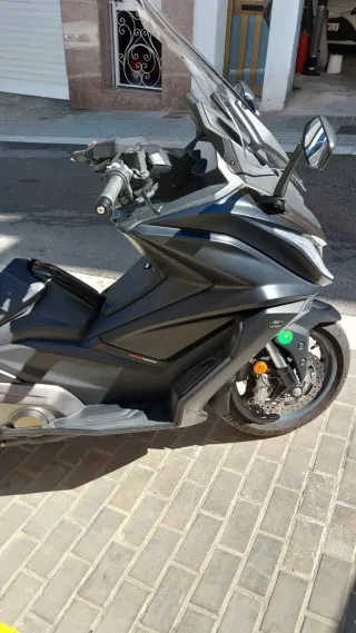 Maxi Scooter Negra y Gris Automática