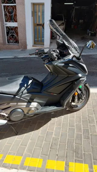Maxi Scooter Negra y Gris Automática