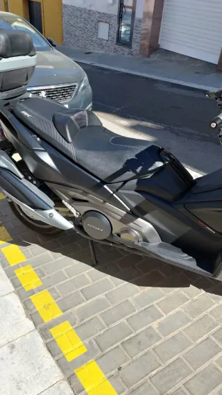 Maxi Scooter Negra y Gris Automática