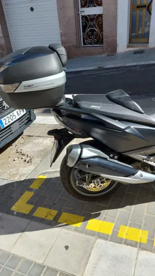 Maxi Scooter Negra y Gris Automática