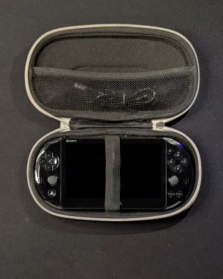PSVita Slim Negra + SD (SONY) + JUEGOS + Accesorio