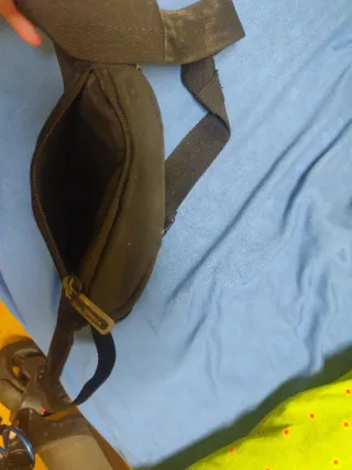 Riñonera negra con cremalleras