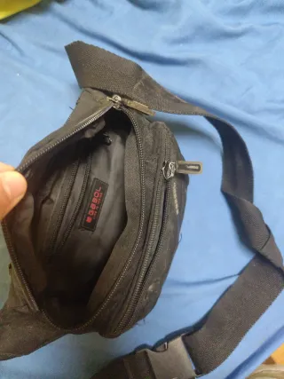 Riñonera negra con cremalleras