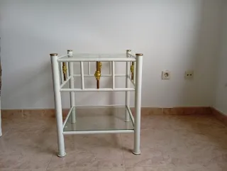 Cama de metal blanca con dosel