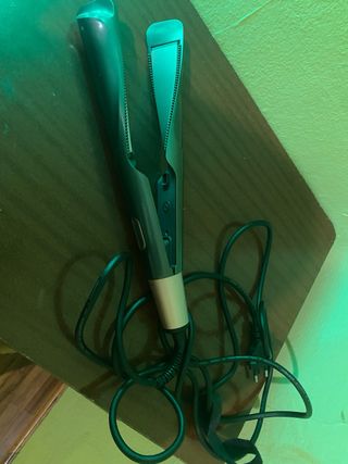 Rizador de pelo gris y verde